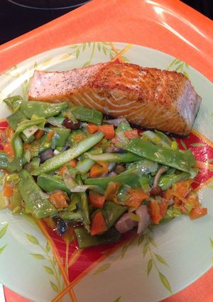 Una foto de Lomo de salmón con festival de verduras