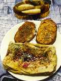 Tortilla de verduras con crema de caramelo y tostadas con salsas