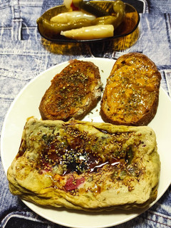 A picture of Tortilla de verduras con crema de caramelo y tostadas con salsas.