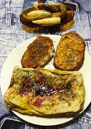 Una foto de Tortilla de verduras con crema de caramelo y tostadas con salsas