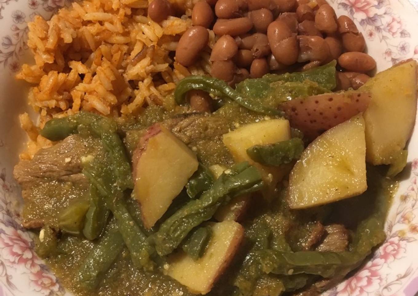 Bisteces con nopales y papas en salsa verde