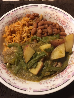 Una foto de Bisteces con nopales y papas en salsa verde