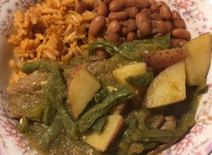 Una foto de Bisteces con nopales y papas en salsa verde