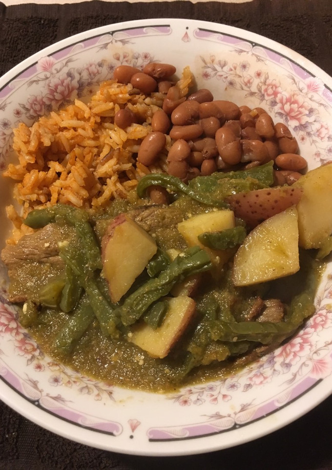 Una foto de Bisteces con nopales y papas en salsa verde