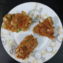 A picture of Cabbage and green onion pakoda.