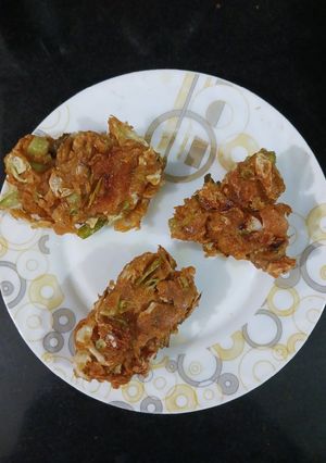 A picture of Cabbage and green onion pakoda.