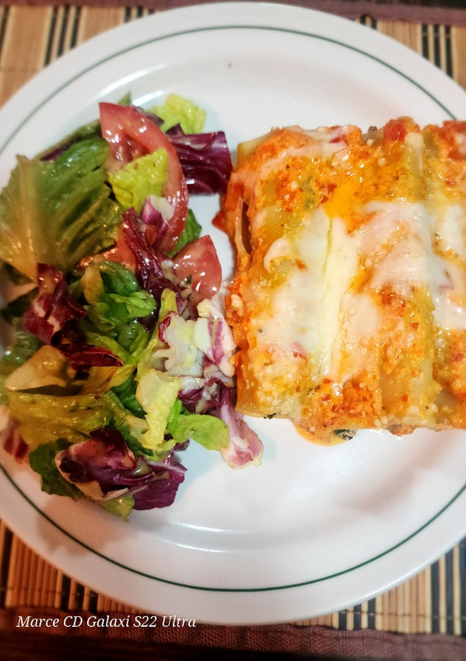 Una foto de Canelones en Salsa de Pimiento Morrón