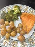 Almuerzo saludable-Salmón al air fryer con papas salteadas y brócoli