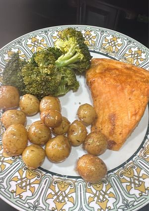 Una foto de Almuerzo saludable-Salmón al air fryer con papas salteadas y brócoli