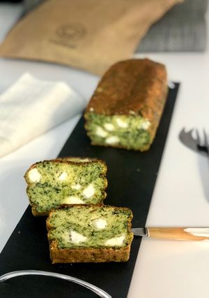 Une photo de Cake salé à la feta et aux épinards