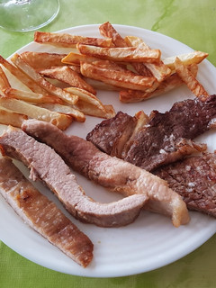 Una foto de Entrecotte y secreto con patatas