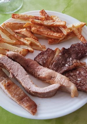 Una foto de Entrecotte y secreto con patatas