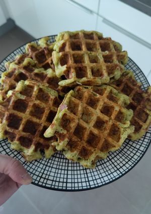 Une photo de Gaufre au brocoli et parmesan et des de jambon
