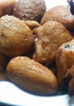 Una foto de Buñuelos de banana con pasas de uva!