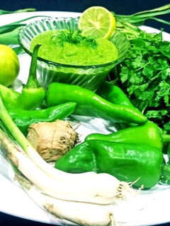 લીલા લસણ ની લીલી ચટણી (Green Garlic Green Chutney Recipe In Gujarati) રેસીપી મુખ્ય ફોટો