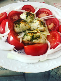 Una foto de Rape a la plancha con guarnición de tomate y cebolla