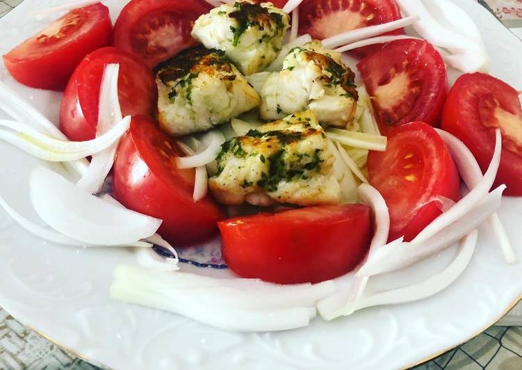 Rape a la plancha con guarnición de tomate y cebolla