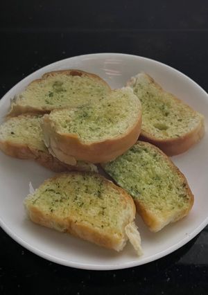 รูปของ ขนมปังกระเทียม (Garlic bread)🥖