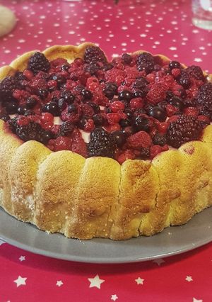 Une photo de Charlotte aux fruits rouges