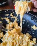 Huevos revueltos con queso