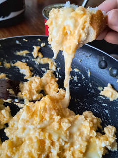 Una foto de Huevos revueltos con queso