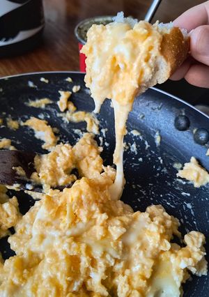 Una foto de Huevos revueltos con queso