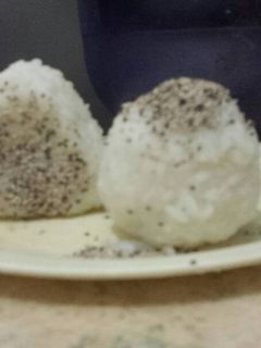 Una foto de Onigiris, receta facil y rica