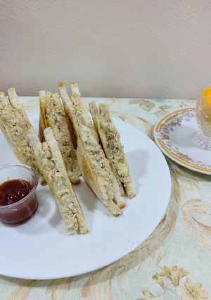 A picture of Chicken cheese grilled sandwiches.
