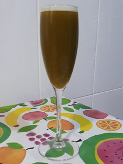 Una foto de Zumo de ciruela con té matcha