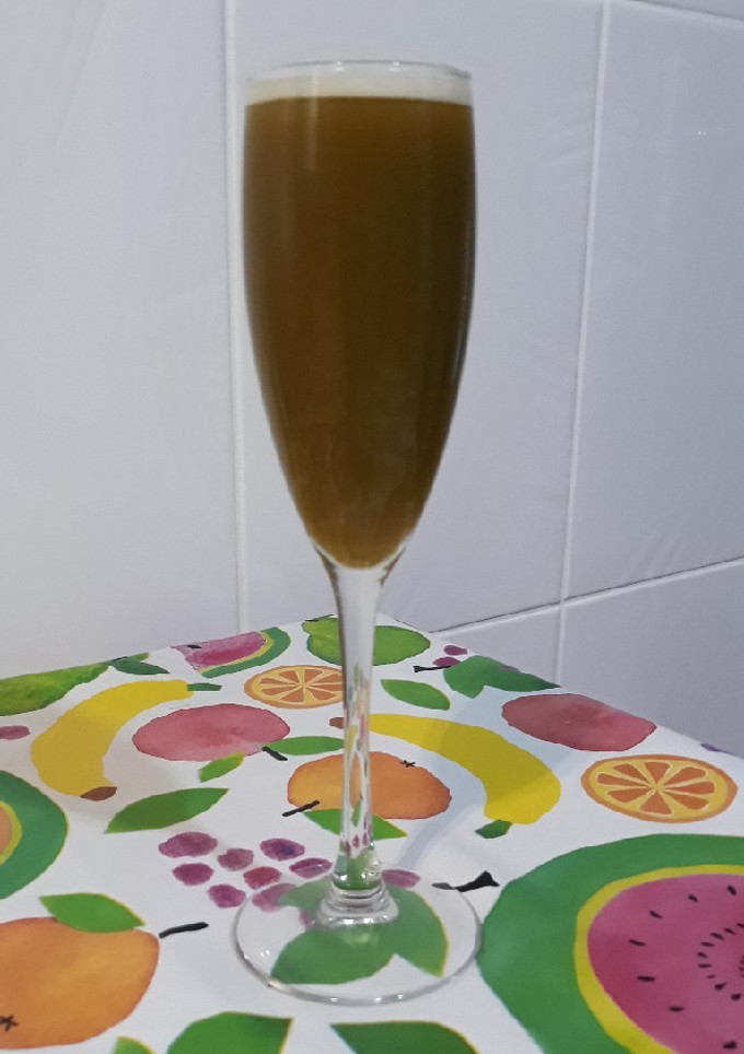 Una foto de Zumo de ciruela con té matcha