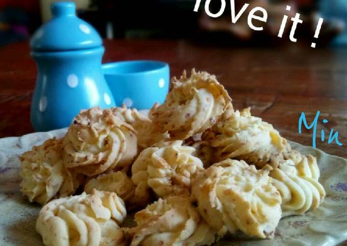 Resep Kue Spuit Sagu Keju Lumer Di Mulut Oleh Min Cookpad