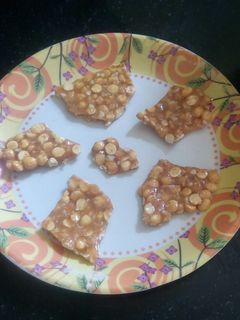દાળીયા ની ચીકી (Daliya Chiki Recipe In Gujarati) રેસીપી મુખ્ય ફોટો