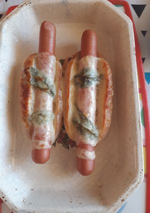 Una foto de Panchos con albahaca y muzarella al horno