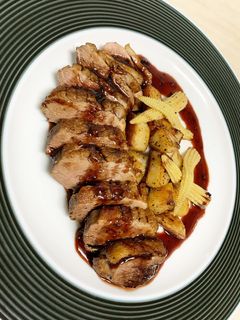 香煎鴨胸佐紅酒櫻桃醬汁 的食譜成品照片