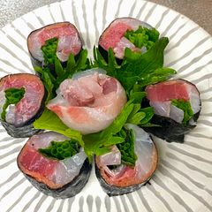 A picture of Japanese Sashimi Roll.