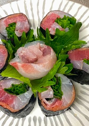A picture of Japanese Sashimi Roll.