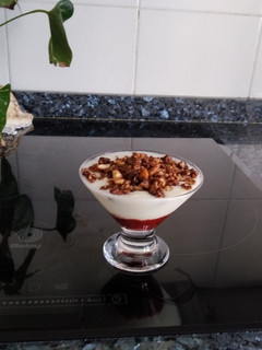 Una foto de Yogur con mermelada de fresa, y granola