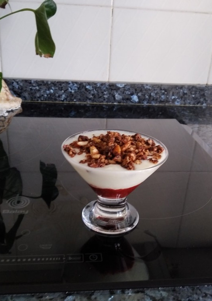 Una foto de Yogur con mermelada de fresa, y granola