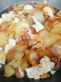 Una foto de Huevos estrellados o rotos con jamón