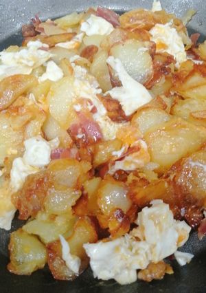 Una foto de Huevos estrellados o rotos con jamón