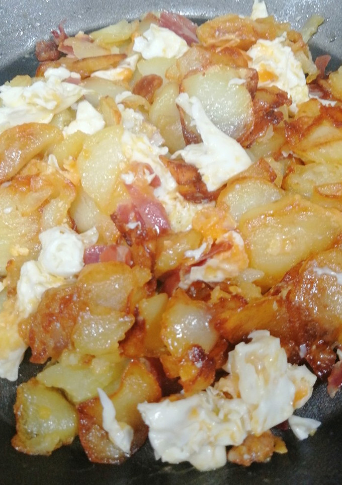 Una foto de Huevos estrellados o rotos con jamón