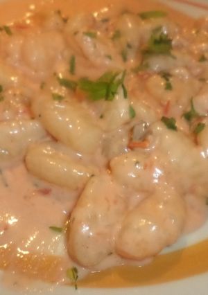 Una foto de Ñoquis con crema caprese