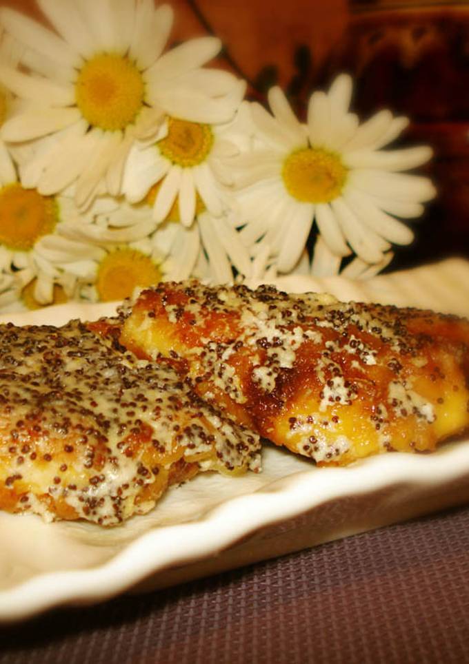 Сирники в маково-сметанному соусі