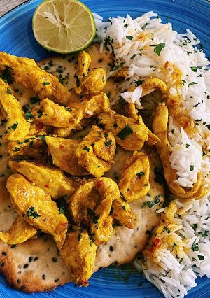 A picture of Chicken curry with Naan💛.