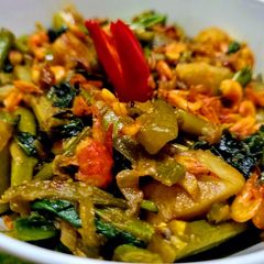 A picture of Malabar Spinach or Pui Shaag with Shrimps.