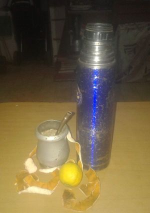 Una foto de Mate con cáscaras desecadas de limón