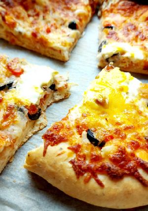 O poză a rețetei Pizza cu legume și margini pline cu mozarella.