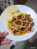 Calamares en salsa con papas sancochadas