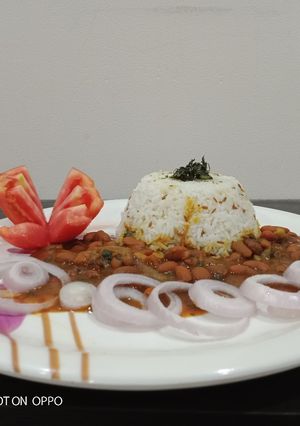 A picture of Pindi rajma and jeera rice.