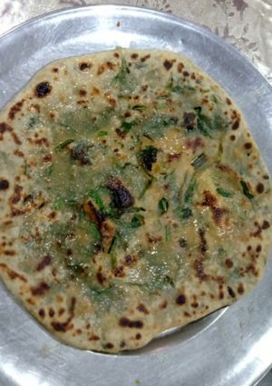 A picture of Dhaniya palak pratha.